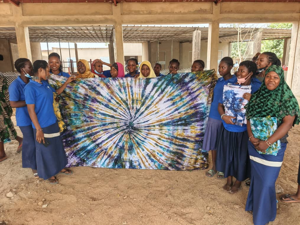 Cursisten van stof verven op dag 2